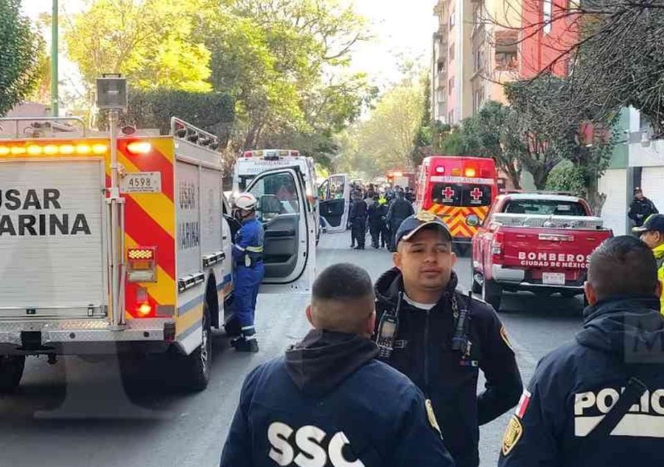 Protección Civil pidió el desalojo de personas y mascotas tras explosión en unidad habitacional. | Jorge Becerril