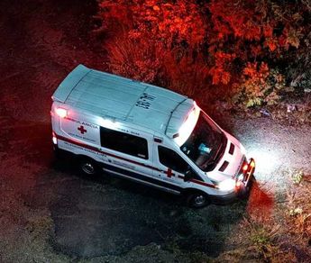 Ambulancia de la Cruz Roja que arribó para examinar y confirmar el fallecimiento de la mujer | Telediario