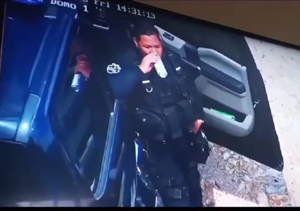 Policía es encontrado bebiendo en Encarnación de Díaz, Jalisco/ Especial