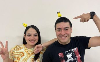 Reporteros de Telediario sorprenden con patito amarillo en cabeza | Especial