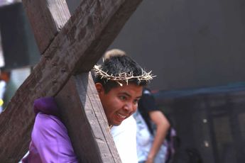 Nazarenos pagan sus mandas durante el Viacrucis de Iztapalapa / Juan Carlos Bautista