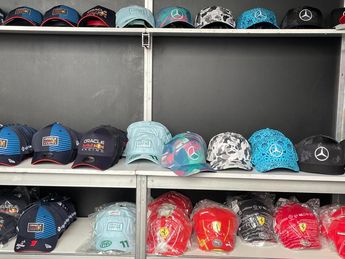 Las gorras son algunos de los artículos más solicitados / Michel Cruz