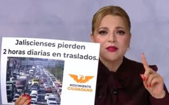Claudia Delgadillo mostrando cartulina para señalar a MC / Especial