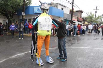 Figura de Judas con la leyenda de “Corrupción”. | Leonel Rocha