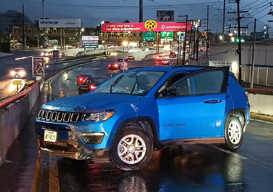 Accidente en avenida Lázaro Cárdenas afecta vialidad. / Erik Rocha