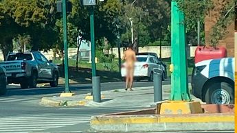 Hombre sin ropa San Pedro