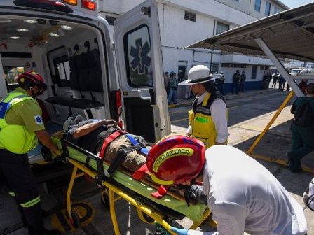 Autoridades de Protección Civil llevan a cabo simulacros para prevenir emergencias.