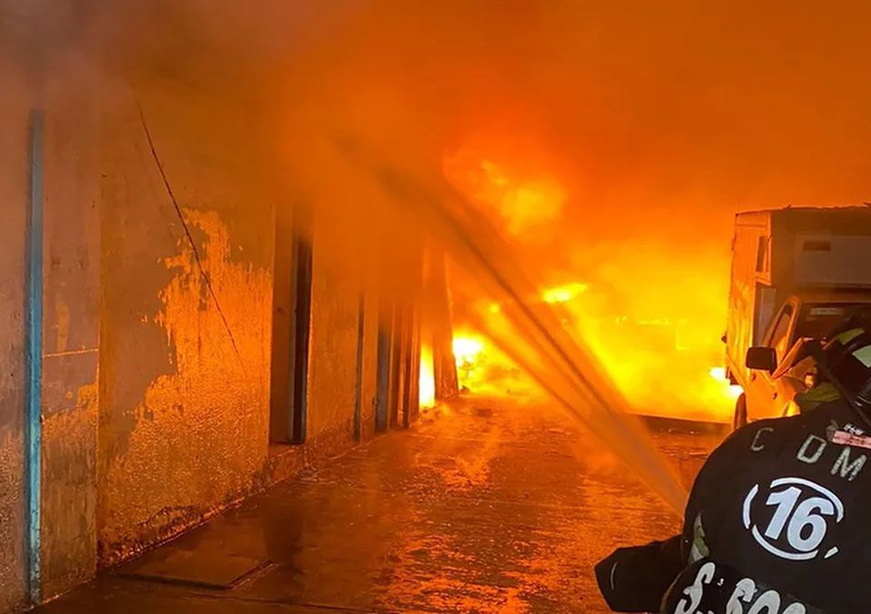 Se incendia fábrica de solventes en Iztapalapa