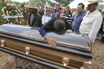 Los familiares han recibidos cuerpos de otras personas que no son sus muertos. | EFE