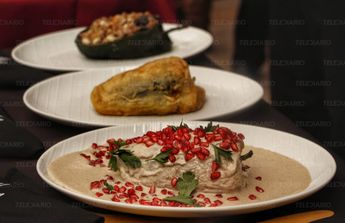 Chiles en nogada en exhibición con motivo de la 'Ruta del Chile en Nogada' en Atlixco / Melanie Torres