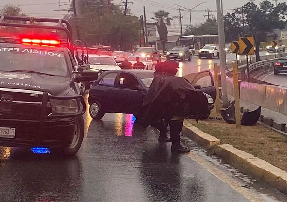 Balean a conductor a bordo de camioneta sobre Carretera Nacional en Monterrey