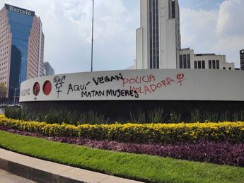 Manifestantes realizan pintas en monumentos | Lorena