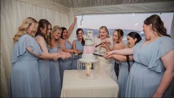 La novia se dio el lujo de golpear su pastel de bodas porque le recordaba a su novio ausente