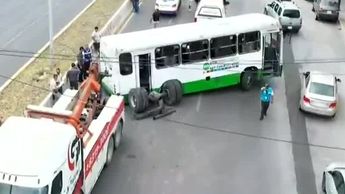 Ruta urbana se queda sin llantas tras choque en Monterrey