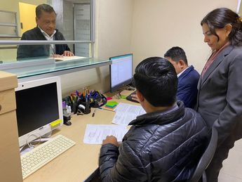 Personal de la Fiscalía Especializada en Delitos Electorales entrega la renuncia de De Hoyos Koloffon en la Oficialía de Partes. | Raúl Palacios