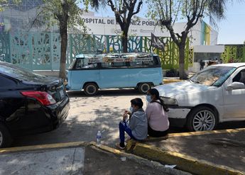 Madre e hijo aguardan afuera del Hospital del Niño Poblano / Paulina Millán