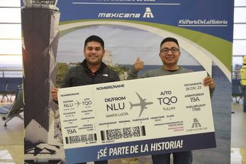 Primeros pasajeros de Mexicana de Aviación tras reinicio de operaciones. | Cortesía