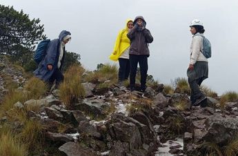 Ana Amelí vestía una chamarra blanca con forro azul, pantalón verde militar, sudadera verde y botas café de escalada | Facebook: Senderismo Tepemecatl
