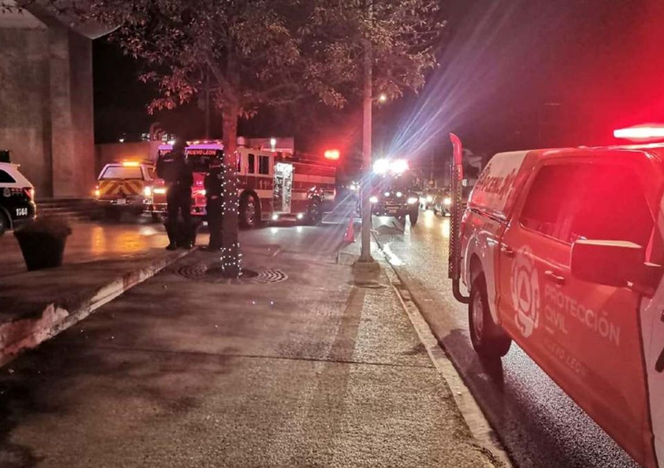 Incendio en restaurante de plaza comercial en San Pedro. | Miranda Arias
