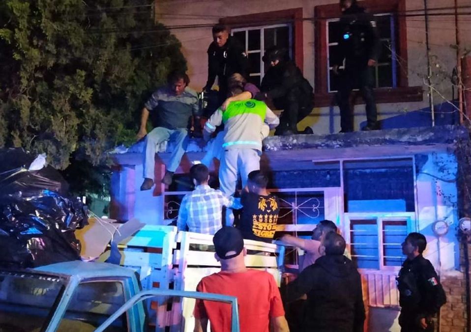 Entre las densas columnas de humo policías y socorristas recorrieron las habitaciones para ubicar a los moradores. | Cortesía