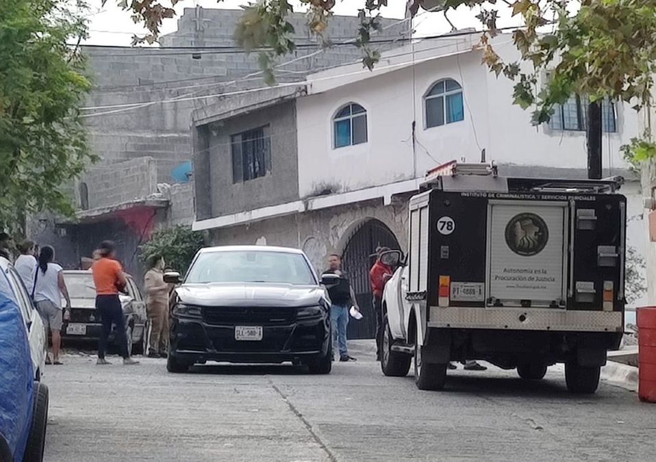 Detienen a 2 presuntos delincuentes tras cateo en la colonia La Estanzuela. | Agustín Martínez