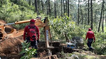 Con maquinaria pesada excavan distintos terrenos para tratar de dar con posibles fosas clandestinas / Jesús Zavala