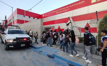 Supuesta amenaza de tiroteo genera movilización policiaca en la Prepa 9. | Agustín Martínez