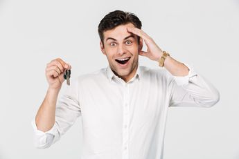 Hombre sujetando unas llaves / Freepik