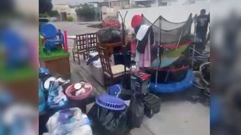 Tras admitir la equivocación, los actuarios regresaron los muebles al interior del domicilio, pero la familia procederá por allanamiento.