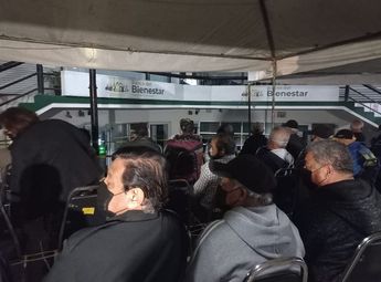 Adultos mayores arribaron a la sucursal del Banco del Bienestar desde las 2:00 horas. | José Luis Marroquín
