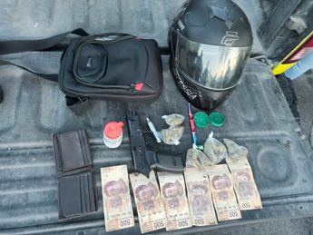 La Policía de Monterrey le halló al presunto responsable un arma de fuego, envoltorios de mariguana y dinero en efectivo. | Cortesía
