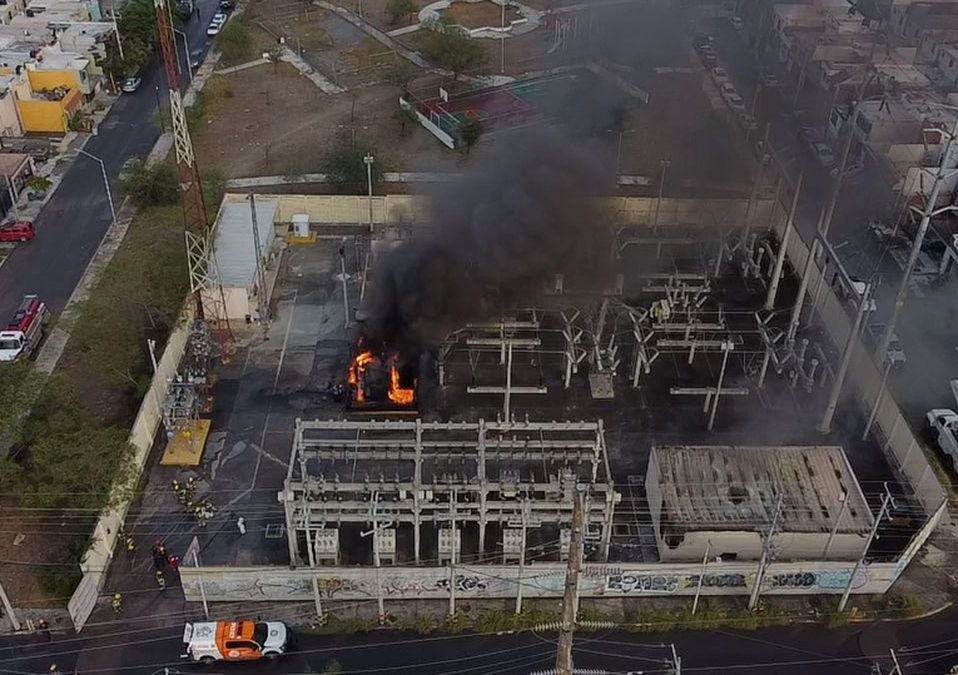 Protección Civil y Bomberos de Nuevo León laboran en el lugar para sofocar el fuego y restablecer la seguridad.| Especial