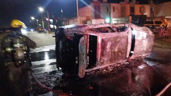 El vehículo quedó consumido por el fuego| Juan Munguía