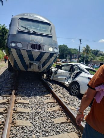 Tren Interoceánico choca contra vehículo particular al sur de Veracruz / Especial