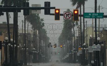 Ian ha comenzado a tocar Florida con vientos intensos/ AFP