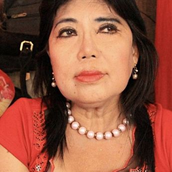 Mujer costurera que no ha dormido desde hace 30 años