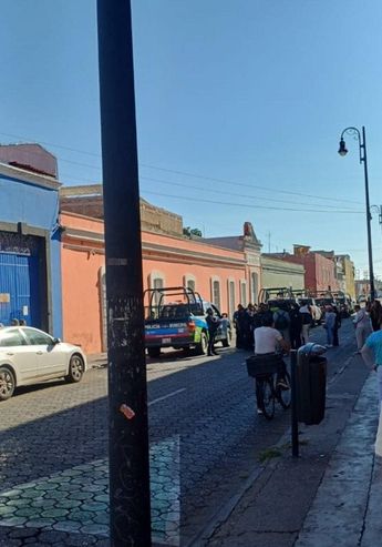 La protesta de tutores motivó la llegada de distitnos cuerpos policiales al Jardín de niños Leonardo Bravo, en Puebla / Especial