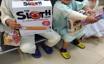 Los niños emocionados esperan jugar con sus nuevos juguetes / César Velázquez