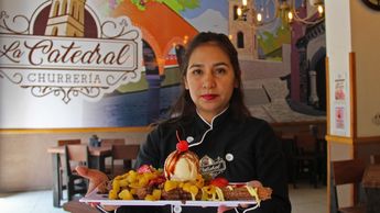 Yuritzi Suárez inició hace ocho años la churrería La Catedral en el centro de Tlaxcala | Melanie Torres