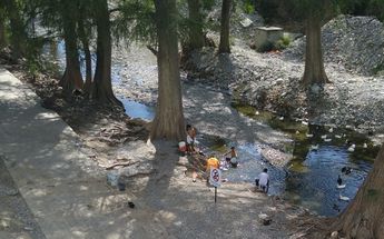 Por falta de agua, habitantes de Guadalupe llenan cubetas en río La Silla / Cortesía