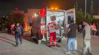 Paramédicos brindaron atención prehospitalaria al menor antes de trasladarlo a un hospital de Saltillo. | Cristian Montelongo