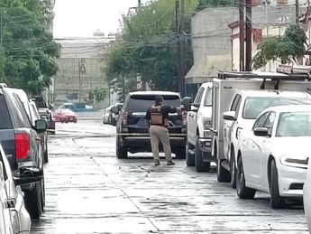 Agentes ministeriales acordonaron las inmediaciones del inmueble para realizar el allanamiento. | Agustín Martínez