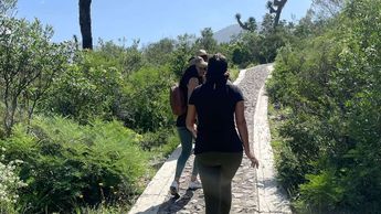 Turistas caminan kilometros para llegar a Las Grutas de García | Ángel Mercado