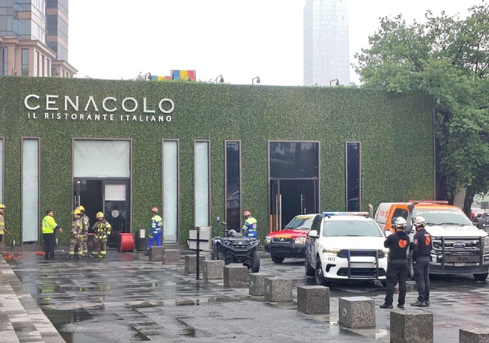 Con rápidas maniobras los brigadistas lograron sofocar por completo las llamas en el restaurante. | Agustín Martínez