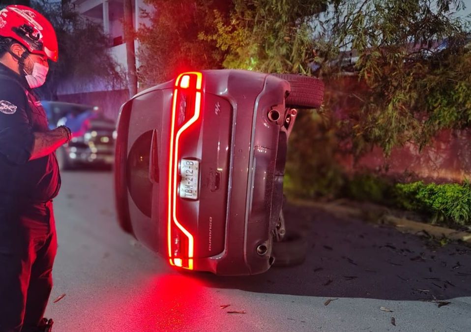 El accidente ocurrió cuando la mujer perdió el control del vehículo, derribó un árbol y terminó volcada.| Especial