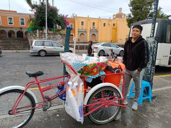 El clima frío suele ser un factor benéfico para la venta de tamales y atoles en calles de Puebla, si la lluvia lo permite / Leslie Mora