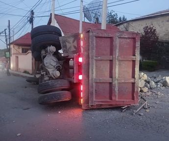 El camión también derribó un poste de luz | Especial