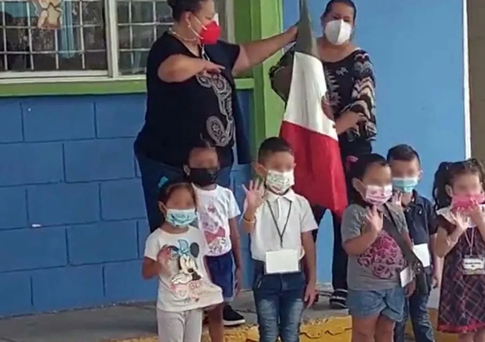 Niños de la escolta se equivocan en honores a la bandera. | Especial