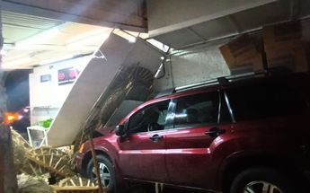 Camioneta impacta florerías / Enrique Luna
