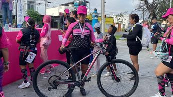 'October Pink' reune a cientos de personas que corrienron a favor de la prevención del cáncer de mama.| Ángel Mercado